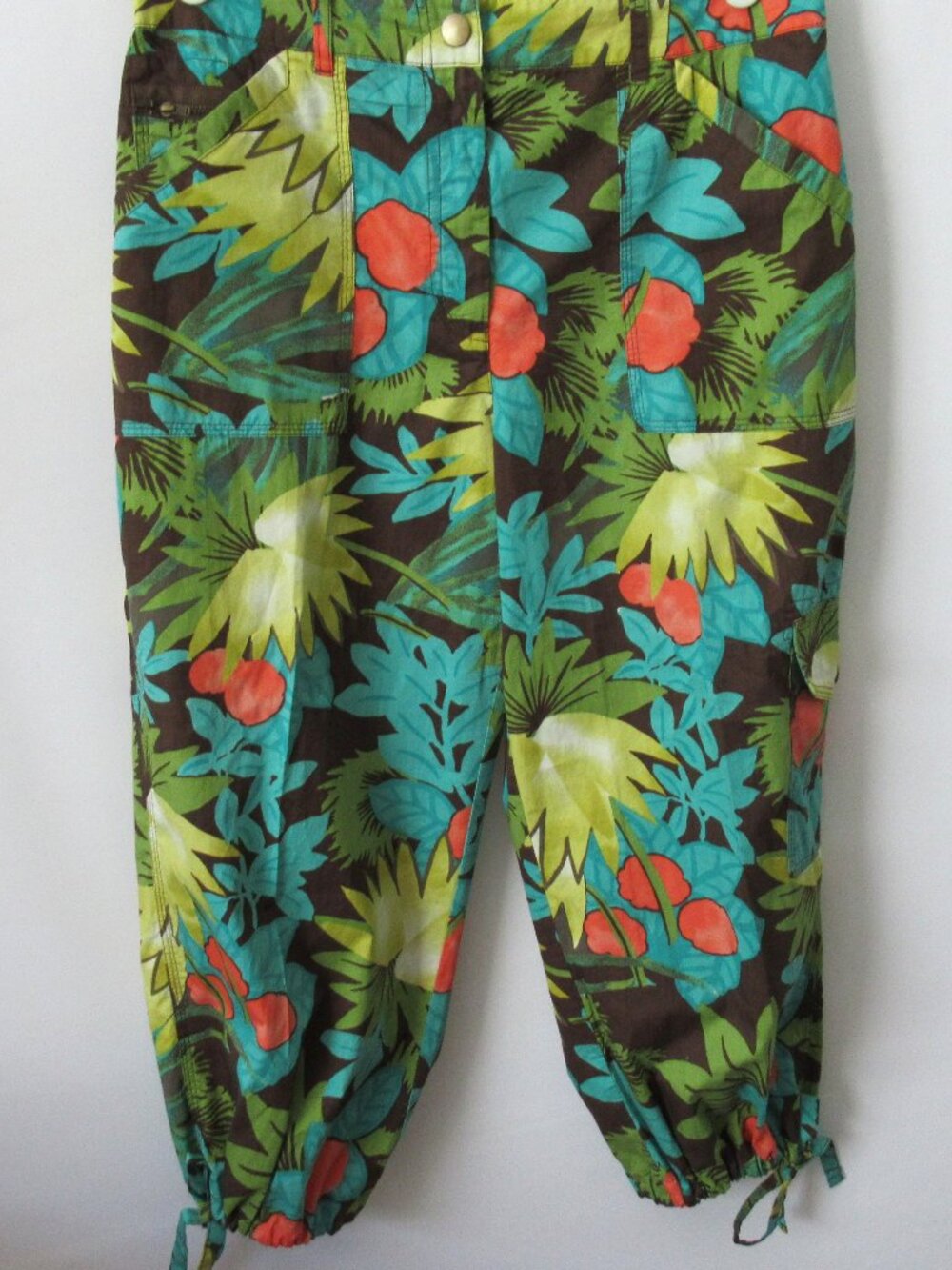 Chico's multicolor tropical zip front tie legs cargo capri pants *Sz 1(M)*